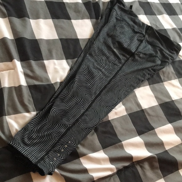 Women’s NIKE Dri-Fit Black Gray FINGERPRINT Design Leggings Sz M - Picture 11 of 11